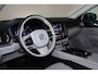 Volvo V60 T6 Recharge AWD Essential Bright - IntelliSafe Assist & Surround - Parkeercamera achter - Verwarmde voorstoelen, stuur & achterbank - Parkeersensoren voor & achter - 18' LMV