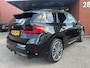 BMW X1 xDrive23i 4Cilinder High Executive M Sport Shadow Line // FULL LED // PANO/SCHUIFKANTELDAK // LEDER // HUD // 360 CAMERA // M Sportstoelen // M Adaptief onderstel