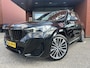BMW X1 xDrive23i 4Cilinder High Executive M Sport Shadow Line // FULL LED // PANO/SCHUIFKANTELDAK // LEDER // HUD // 360 CAMERA // M Sportstoelen // M Adaptief onderstel
