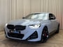 BMW 2-Serie Coupé M240i xDrive *Brooklyn Grey* Schuif-/Kanteldak HUD / Harman/Kardon / Stuurverwarming / Keyless / Carplay / Camera / Leder / Cruise / 19'' LMV