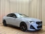 BMW 2-Serie Coupé M240i xDrive *Brooklyn Grey* Schuif-/Kanteldak HUD / Harman/Kardon / Stuurverwarming / Keyless / Carplay / Camera / Leder / Cruise / 19'' LMV