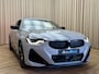 BMW 2-Serie Coupé M240i xDrive *Brooklyn Grey* Schuif-/Kanteldak HUD / Harman/Kardon / Stuurverwarming / Keyless / Carplay / Camera / Leder / Cruise / 19'' LMV