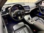 BMW 2-Serie Coupé M240i xDrive *Brooklyn Grey* Schuif-/Kanteldak HUD / Harman/Kardon / Stuurverwarming / Keyless / Carplay / Camera / Leder / Cruise / 19'' LMV