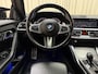 BMW 2-Serie Coupé M240i xDrive *Brooklyn Grey* Schuif-/Kanteldak HUD / Harman/Kardon / Stuurverwarming / Keyless / Carplay / Camera / Leder / Cruise / 19'' LMV