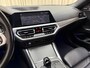 BMW 2-Serie Coupé M240i xDrive *Brooklyn Grey* Schuif-/Kanteldak HUD / Harman/Kardon / Stuurverwarming / Keyless / Carplay / Camera / Leder / Cruise / 19'' LMV