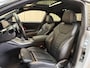 BMW 2-Serie Coupé M240i xDrive *Brooklyn Grey* Schuif-/Kanteldak HUD / Harman/Kardon / Stuurverwarming / Keyless / Carplay / Camera / Leder / Cruise / 19'' LMV