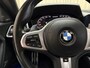 BMW 2-Serie Coupé M240i xDrive *Brooklyn Grey* Schuif-/Kanteldak HUD / Harman/Kardon / Stuurverwarming / Keyless / Carplay / Camera / Leder / Cruise / 19'' LMV