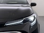 Toyota Corolla 2.0I 184 PK Hybride AUT. Trekhaak Pano-Dak Camera Adaptive-Cruise Apple Carplay Android Stoel+Stuurverwarming Navi* Ecc JBL®-Audio Pdc Executive Lmv Led Privacy Glas Lane Assist Regen-Lichtsensor Keyless Draadloze lader Voorruit Verwarmbaar Dodehoekdetectie Zeer complete Hybride met de krachtige 180PK motor!