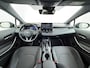 Toyota Corolla 2.0I 184 PK Hybride AUT. Trekhaak Pano-Dak Camera Adaptive-Cruise Apple Carplay Android Stoel+Stuurverwarming Navi* Ecc JBL®-Audio Pdc Executive Lmv Led Privacy Glas Lane Assist Regen-Lichtsensor Keyless Draadloze lader Voorruit Verwarmbaar Dodehoekdetectie Zeer complete Hybride met de krachtige 180PK motor!