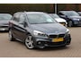 BMW 2-Serie Active Tourer 225i M Sport / Trekhaak / Panoramadak / Camera / Head-up / Harman Kardon / Keyless / 18'' / Alcantara / Navigatie / LED Koplampen / DAB / Stoelverwarming / Cruise Control