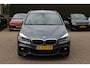 BMW 2-Serie Active Tourer 225i M Sport / Trekhaak / Panoramadak / Camera / Head-up / Harman Kardon / Keyless / 18'' / Alcantara / Navigatie / LED Koplampen / DAB / Stoelverwarming / Cruise Control