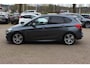 BMW 2-Serie Active Tourer 225i M Sport / Trekhaak / Panoramadak / Camera / Head-up / Harman Kardon / Keyless / 18'' / Alcantara / Navigatie / LED Koplampen / DAB / Stoelverwarming / Cruise Control