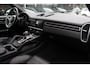 Porsche Cayenne 3.0 E-Hybrid / Panoramadak / Camera / Softclose / Keyless / Carbon intr. / Luchtvering / 21'' / Bose / Sfeerverlichting / Adaptieve stoelen / Stoelventilatie / Stoelverwarming 4x / Sportchrono / Dodehoek