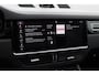 Porsche Cayenne 3.0 E-Hybrid / Panoramadak / Camera / Softclose / Keyless / Carbon intr. / Luchtvering / 21'' / Bose / Sfeerverlichting / Adaptieve stoelen / Stoelventilatie / Stoelverwarming 4x / Sportchrono / Dodehoek