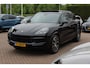 Porsche Cayenne 3.0 E-Hybrid / Panoramadak / Camera / Softclose / Keyless / Carbon intr. / Luchtvering / 21'' / Bose / Sfeerverlichting / Adaptieve stoelen / Stoelventilatie / Stoelverwarming 4x / Sportchrono / Dodehoek