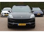 Porsche Cayenne 3.0 E-Hybrid / Panoramadak / Camera / Softclose / Keyless / Carbon intr. / Luchtvering / 21'' / Bose / Sfeerverlichting / Adaptieve stoelen / Stoelventilatie / Stoelverwarming 4x / Sportchrono / Dodehoek