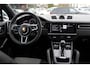 Porsche Cayenne Coupé 3.0 E-Hybrid 51.833 km! / Trekhaak / Camera / Lichtgewichtpakket / Carbon intr. / Luchtvering / 22'' / Softclose / Boxe / Sportstoelen / Sportdesign+Chrono / DAB / Stoelverwarming / Cruise Control