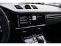 Porsche Cayenne Coupé 3.0 E-Hybrid 51.833 km! / Trekhaak / Camera / Lichtgewichtpakket / Carbon intr. / Luchtvering / 22'' / Softclose / Boxe / Sportstoelen / Sportdesign+Chrono / DAB / Stoelverwarming / Cruise Control