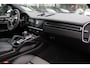 Porsche Cayenne Coupé 3.0 E-Hybrid 51.833 km! / Trekhaak / Camera / Lichtgewichtpakket / Carbon intr. / Luchtvering / 22'' / Softclose / Boxe / Sportstoelen / Sportdesign+Chrono / DAB / Stoelverwarming / Cruise Control