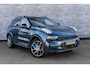 Lynk & Co 01 1.5 Plug-in Hybrid | Elegante SUV met 1.800 kg trekvermogen | Afneembare trekhaak | Zwarte Hemelbekleding | Elektrisch schuif/kanteldak | 360 Graden Camera | LM velgen 20 inch | Adaptive Cruise Control | Elektrisch bedienbare achterklep | Premium Audio Systeem | Apple Carplay/Android Auto | Stoelverwarming | Achteruitrijcamera | Keyless Entry | Elektrisch verstelbare bestuurderstoel met geheugenfunctie
