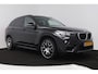 BMW X1 XDrive20i High Executive (Goed OndH, 2 sets velgen, Camera, Trekhaak, Navi, ParkeerS, StoelV, Climate Con, Cruise Con, Etc)