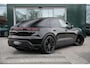 Porsche Macan 100 kWh l Luchtvering | Panorama-dak l  Stuurwielverwarming | 22-inch  wielen | Surround camera's l