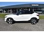 Volvo EC40 Extended Range Plus 82 kWh / Black Sheep pakket met zwart dak / Fjord Blue tapijt / 20" Velgen /