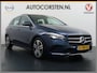 Mercedes-Benz B-klasse 180T AUT-7 Luxury Pano-Dak Elektr+Leer+Geheugen+Verwarmd-Comfort-Stoel Navi Camera Apple Carplay Android Elek.Stoelen+Memory+Verwarmd Cruise Control Pdc Zitcomfortpakket Elek.Achterklep Widescreen Park-Assist Break-Assist cockpit Premium+ Smartphone-integratie Dodehoekassistent DAB Bluetooth Led Lmv Keyless Go Easy-pack 1e Eigenaar Dealeronderhouden Zeer Compleet Origineel Nederlandse Auto 1.400kg trekvermogen € 44.000,- nieuw