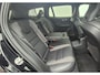 Volvo V60 2.0 T8 Recharge AWD R-Design Lighting – Harman Kardon Audio - Park Assist Pack - 19" LM - Camera achter - Climate - Privacy Glass – RGOR Interieur – Full led koplampen – Donkere hemel - Elektrisch verstelbaar passagiersstoel met memory - Verwarmde voorruit.