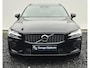 Volvo V60 2.0 T8 Recharge AWD R-Design Lighting – Harman Kardon Audio - Park Assist Pack - 19" LM - Camera achter - Climate - Privacy Glass – RGOR Interieur – Full led koplampen – Donkere hemel - Elektrisch verstelbaar passagiersstoel met memory - Verwarmde voorruit.