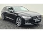Volvo V60 2.0 T8 Recharge AWD R-Design Lighting – Harman Kardon Audio - Park Assist Pack - 19" LM - Camera achter - Climate - Privacy Glass – RGOR Interieur – Full led koplampen – Donkere hemel - Elektrisch verstelbaar passagiersstoel met memory - Verwarmde voorruit.