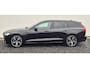 Volvo V60 2.0 T8 Recharge AWD R-Design Lighting – Harman Kardon Audio - Park Assist Pack - 19" LM - Camera achter - Climate - Privacy Glass – RGOR Interieur – Full led koplampen – Donkere hemel - Elektrisch verstelbaar passagiersstoel met memory - Verwarmde voorruit.