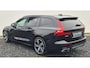 Volvo V60 2.0 T8 Recharge AWD R-Design Lighting – Harman Kardon Audio - Park Assist Pack - 19" LM - Camera achter - Climate - Privacy Glass – RGOR Interieur – Full led koplampen – Donkere hemel - Elektrisch verstelbaar passagiersstoel met memory - Verwarmde voorruit.