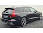 Volvo V60 2.0 T8 Recharge AWD R-Design Lighting – Harman Kardon Audio - Park Assist Pack - 19" LM - Camera achter - Climate - Privacy Glass – RGOR Interieur – Full led koplampen – Donkere hemel - Elektrisch verstelbaar passagiersstoel met memory - Verwarmde voorruit.