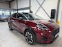 Ford Puma EcoBoost Hybrid 155pk Vivid Ruby Edition | Uniek! | Trekhaak | Adapt. Cruise | B&O | Winterpack | Dodehoek detectie | Elektr. achterklep | Garantie t/m 03/2028 |