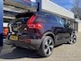 Volvo XC40 Recharge P8 AWD R-Design / 90,9% SOH / Automaat / NL-Auto / Dealer-Onderhouden / Open-Panodak / Pilot-Assist / Warmtepomp / Standkachel / Stuur- en Stoelverwarming / Elektr.-Wegklapbare Trekhaak / LED / Keyless / Dodehoek-Detectie / Elektr.-Achterklep / Apple-Carplay & Android-Auto / DAB Radio-Bluetooth / Navi / PDC V+A / 19'' LMV / ENZ.