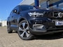 Volvo XC40 Recharge P8 AWD R-Design / 90,9% SOH / Automaat / NL-Auto / Dealer-Onderhouden / Open-Panodak / Pilot-Assist / Warmtepomp / Standkachel / Stuur- en Stoelverwarming / Elektr.-Wegklapbare Trekhaak / LED / Keyless / Dodehoek-Detectie / Elektr.-Achterklep / Apple-Carplay & Android-Auto / DAB Radio-Bluetooth / Navi / PDC V+A / 19'' LMV / ENZ.