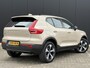 Volvo XC40 2.0 B4 Plus Dark Elektr. stoelverstelling / Harman Kardon Audio / Trekhaak / 19" All season banden / Keyless Drive / Verw. voorruit / Stoel- en stuurverw. / Adapt. Cruise / BLIS