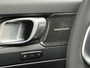 Volvo XC40 2.0 B4 Plus Dark Elektr. stoelverstelling / Harman Kardon Audio / Trekhaak / 19" All season banden / Keyless Drive / Verw. voorruit / Stoel- en stuurverw. / Adapt. Cruise / BLIS