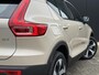 Volvo XC40 2.0 B4 Plus Dark Elektr. stoelverstelling / Harman Kardon Audio / Trekhaak / 19" All season banden / Keyless Drive / Verw. voorruit / Stoel- en stuurverw. / Adapt. Cruise / BLIS