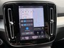 Volvo XC40 2.0 B4 Plus Dark Elektr. stoelverstelling / Harman Kardon Audio / Trekhaak / 19" All season banden / Keyless Drive / Verw. voorruit / Stoel- en stuurverw. / Adapt. Cruise / BLIS