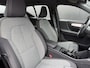 Volvo XC40 2.0 B4 Plus Dark Elektr. stoelverstelling / Harman Kardon Audio / Trekhaak / 19" All season banden / Keyless Drive / Verw. voorruit / Stoel- en stuurverw. / Adapt. Cruise / BLIS