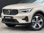 Volvo XC40 2.0 B4 Plus Dark Elektr. stoelverstelling / Harman Kardon Audio / Trekhaak / 19" All season banden / Keyless Drive / Verw. voorruit / Stoel- en stuurverw. / Adapt. Cruise / BLIS