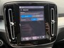 Volvo XC40 2.0 B4 Plus Dark Elektr. stoelverstelling / Harman Kardon Audio / Trekhaak / 19" All season banden / Keyless Drive / Verw. voorruit / Stoel- en stuurverw. / Adapt. Cruise / BLIS