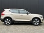 Volvo XC40 2.0 B4 Plus Dark Elektr. stoelverstelling / Harman Kardon Audio / Trekhaak / 19" All season banden / Keyless Drive / Verw. voorruit / Stoel- en stuurverw. / Adapt. Cruise / BLIS