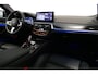 BMW 5-Serie 530e xDrive M Sport / Schuif-/kanteldak/ M Performance stoelen / M Sport Bodykit / Elektr. verstelbare voorstoelen / Harman Kardon Surround Sound / HUD / 20'' LMV / Rondomzichtcamera / Apple Carplay - Android Auto / Stoelverwarming / Ambienteverlichting / Adaptive Cruise Control / Grootlichtassistent / Shadow Line