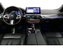 BMW 5-Serie 530e xDrive M Sport / Schuif-/kanteldak/ M Performance stoelen / M Sport Bodykit / Elektr. verstelbare voorstoelen / Harman Kardon Surround Sound / HUD / 20'' LMV / Rondomzichtcamera / Apple Carplay - Android Auto / Stoelverwarming / Ambienteverlichting / Adaptive Cruise Control / Grootlichtassistent / Shadow Line