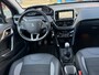 Peugeot 2008 Benzine 130 Pk * Allure * Navigatie * 1/2 Lederen Interieur * Climate & Cruise Control * L.M. Velgen * DAB Radio * Achteruitrij Camera & Parkeersensoren * Vingerhoets; Vierde Generatie Eersteklas Service. Al meer dan 100 jaar een begrip in de Brabantse Kempen.
