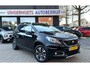 Peugeot 2008 Benzine 130 Pk * Allure * Navigatie * 1/2 Lederen Interieur * Climate & Cruise Control * L.M. Velgen * DAB Radio * Achteruitrij Camera & Parkeersensoren * Vingerhoets; Vierde Generatie Eersteklas Service. Al meer dan 100 jaar een begrip in de Brabantse Kempen.
