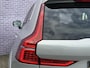 Volvo XC60 2.0 T6 Plug-in hybrid AWD Ultimate Bright | Long range | Trekhaak | Adaptive cruise control | Head-up display | Harman/Kardon audio | Dode hoek detectie BLIS | Stoelverwarming voor + achter | Stuurverwarming | Elektrische stoelverstelling |